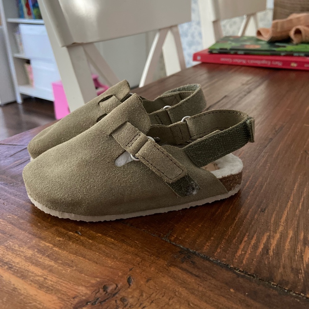 Zara Toddler Clogs, Size 23 (6”) never been worn, excellent condition.